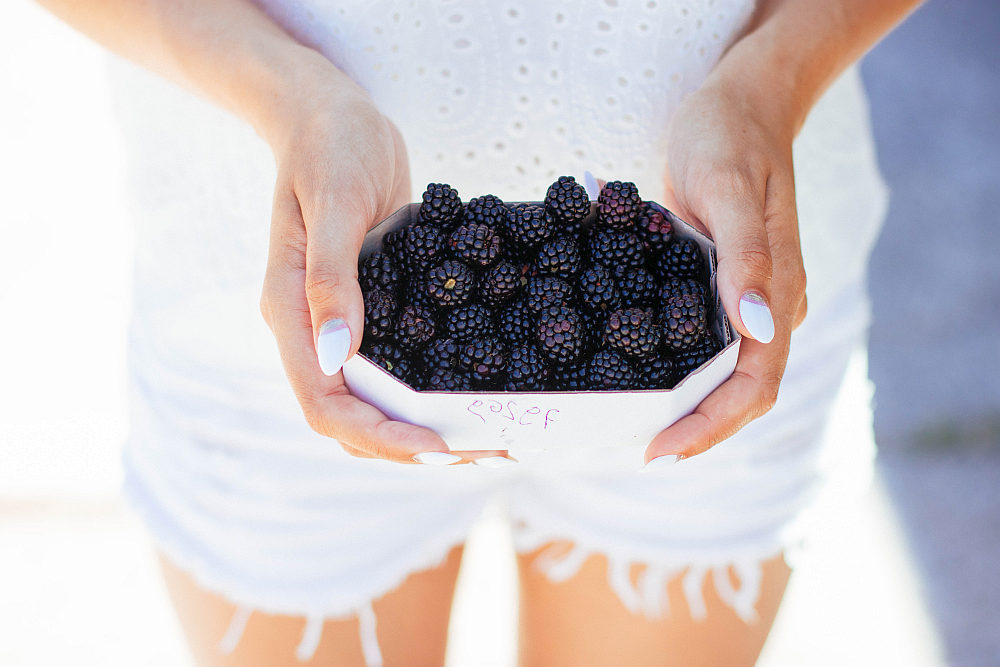 Woman holding berries | Best Fruits For Hypothyroidism | Hypothyroid Diet Food | foods to eat with hypothyroidism