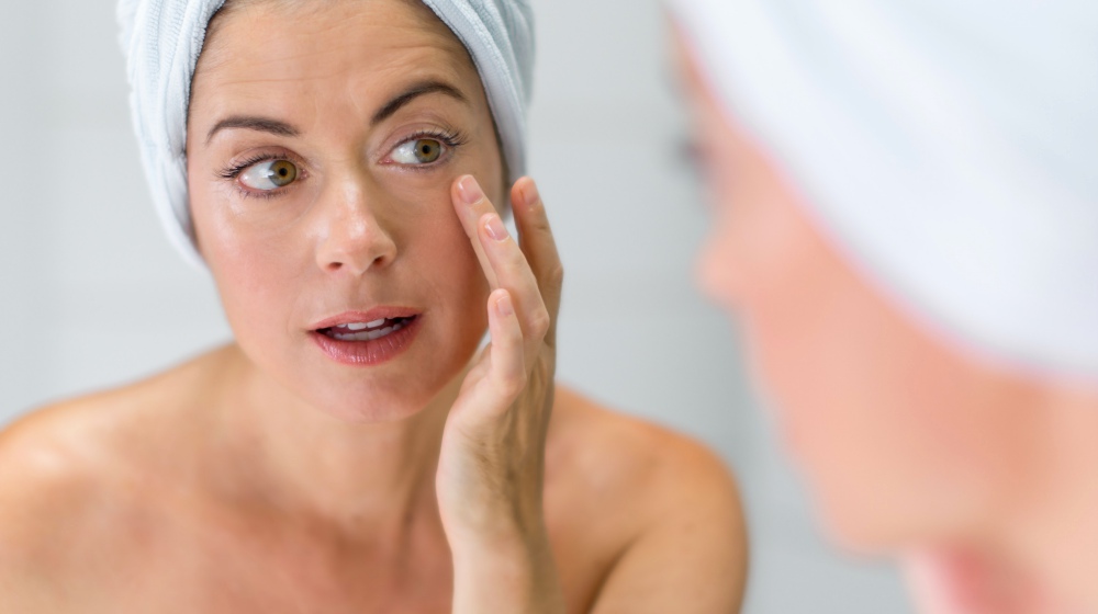 woman looking in the mirror | Amazing Benefits Of Red Onions For Your Thyroid Glands | red onions | benefits of red onions