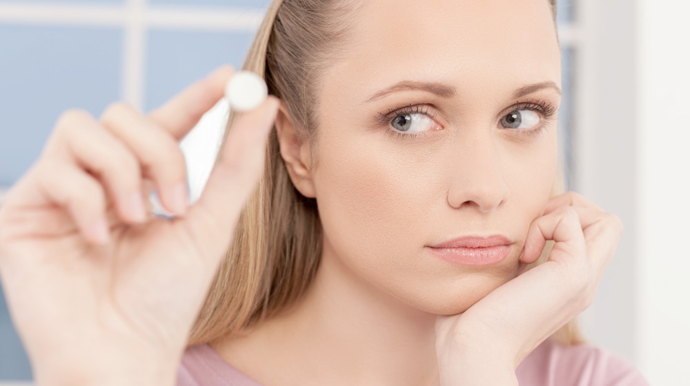 woman holding a tablet | Tiromel: What You Must Know About This Thyroid Hormone | tiromel | hormone