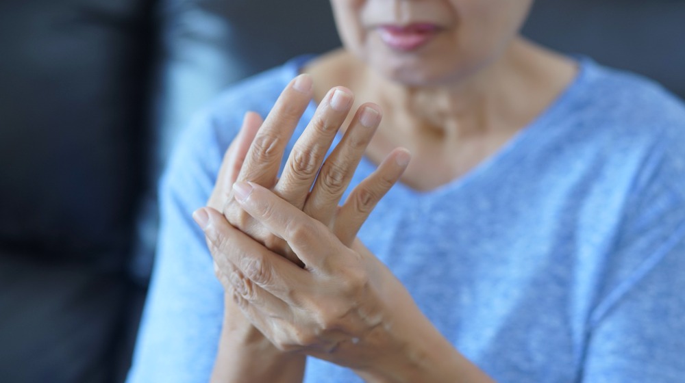 old woman having arthritis | What Is The Link Between Cellular Senescence And Age-Related Diseases? | cellular senescence | cell senescence