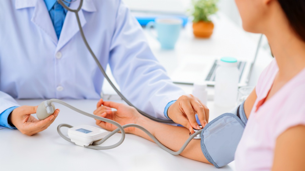 doctor checking the blood pressure of the patient | The Connection Between High Blood Pressure And Hypothyroidism | high blood pressure and hypothyroidism | diet for high blood pressure and thyroid