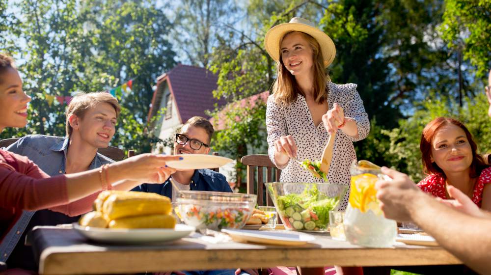 happy family eating together | Smart and Healthy Holiday Eating Tips | healthy holiday tips | staying healthy during the holidays
