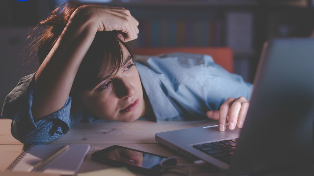 sleepy exhausted woman working in the office | Sleep Deprivation Linked To Poor Memory And Lack Of Focus | lack of focus | lack of sleep side effects