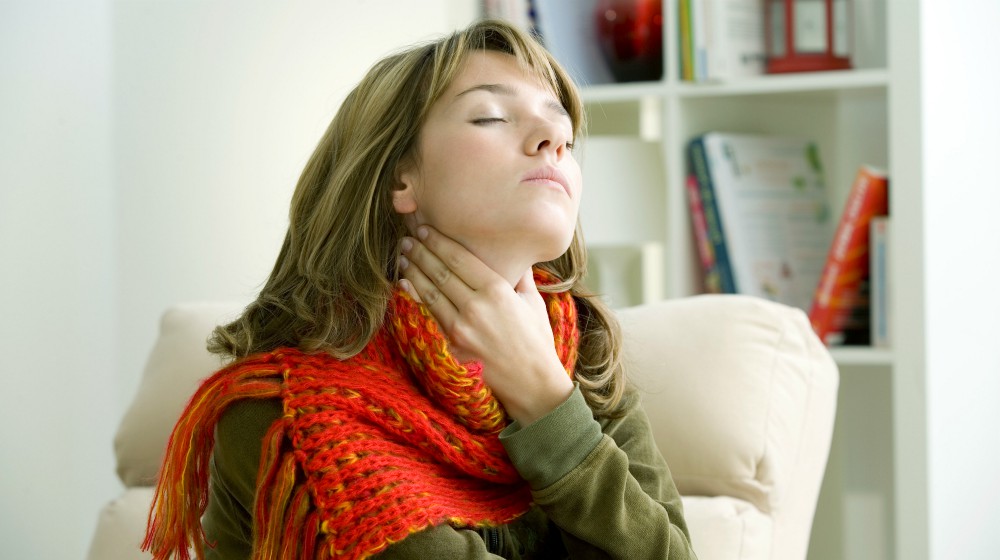 woman having problem with her throat | Hyperthyroidism Diet: Foods To Ease Symptoms | hyperthyroidism diet | hyperthyroidism natural treatment diet
