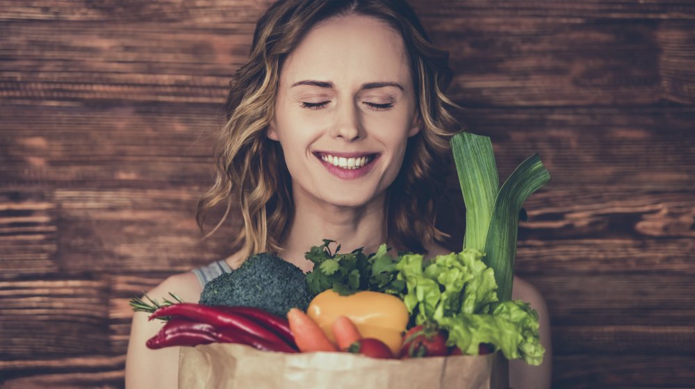 woman holding grocery bag | Low Thyroid Diet Recipes And Diet Tips | Hypothyroid Diet Plan | low thyroid diet | thyroid diet for weight loss