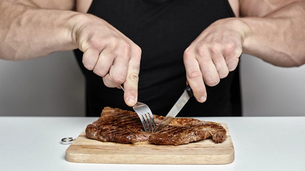 body builder eating beef | How Many Calories Should I Eat To Gain Muscle? | how many calories should i eat to gain muscle | how many calories do i need to build muscle