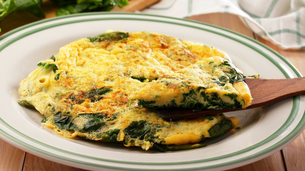 spinach omelet on a rustic table | Muscle Building Diet: Foods to Eat and Avoid | muscle building diet | muscle building diet for women